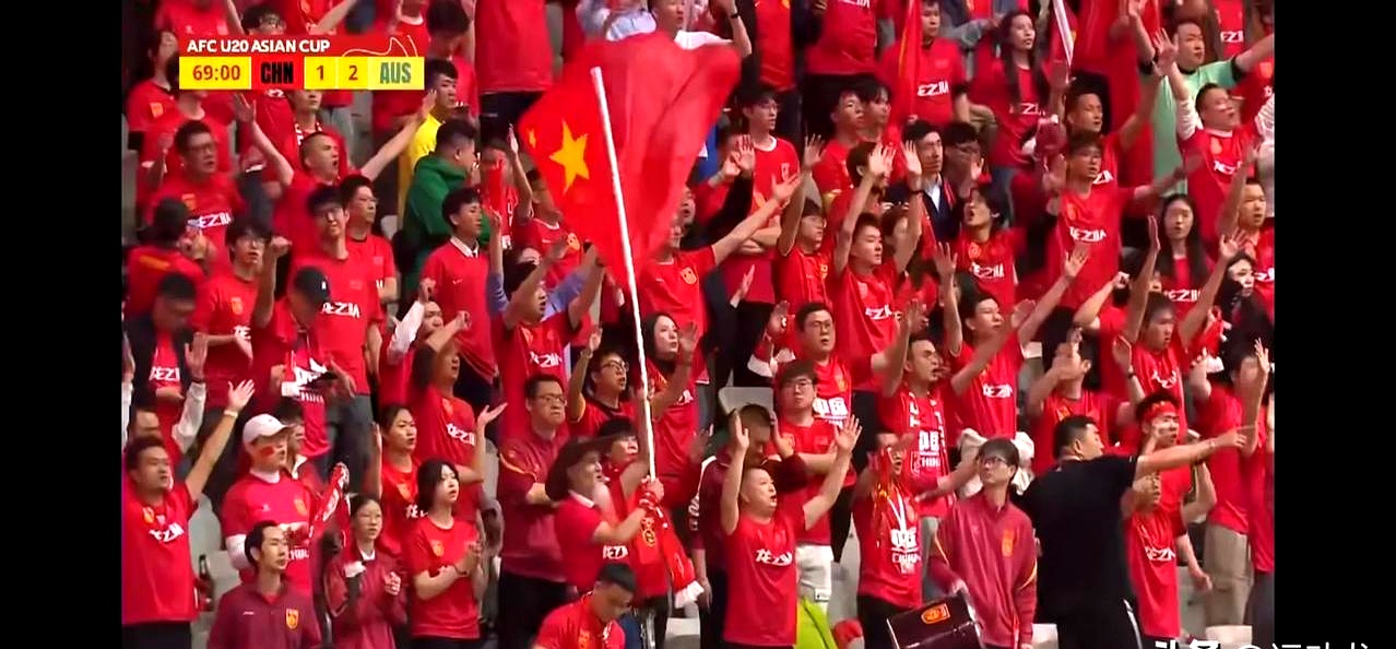 足球比赛现场观众热情高涨，现场气氛热烈的简单介绍