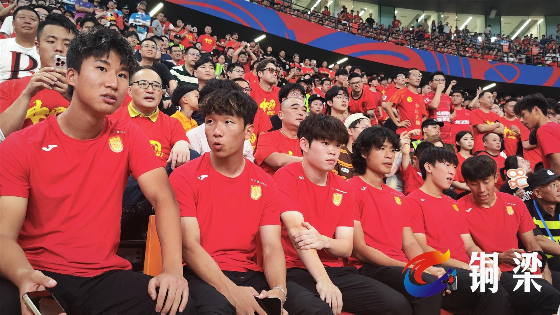 现场观众热情加油助阵支持球队