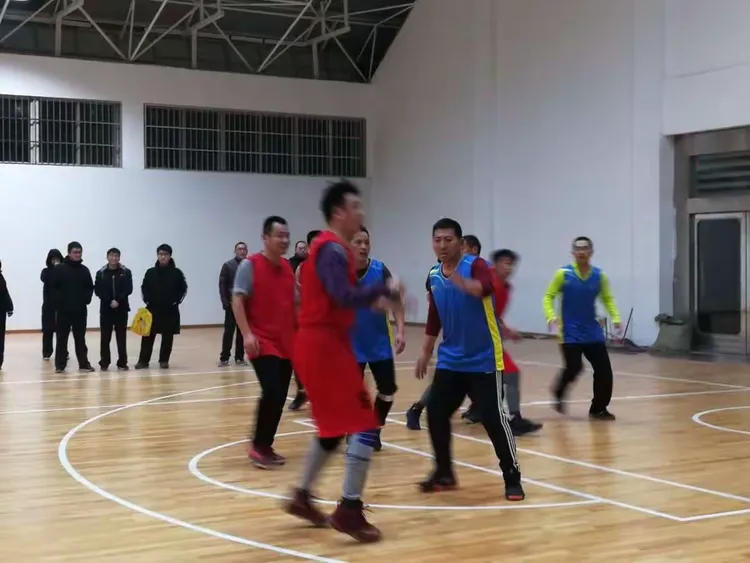 欧亚篮球队角逐激烈，鏖战半决赛
