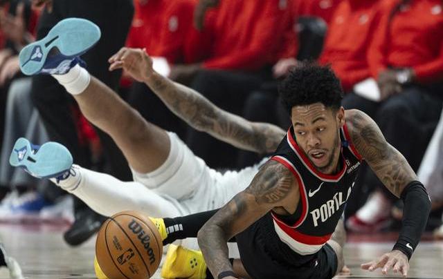 快船惨败开拓者，告别连胜