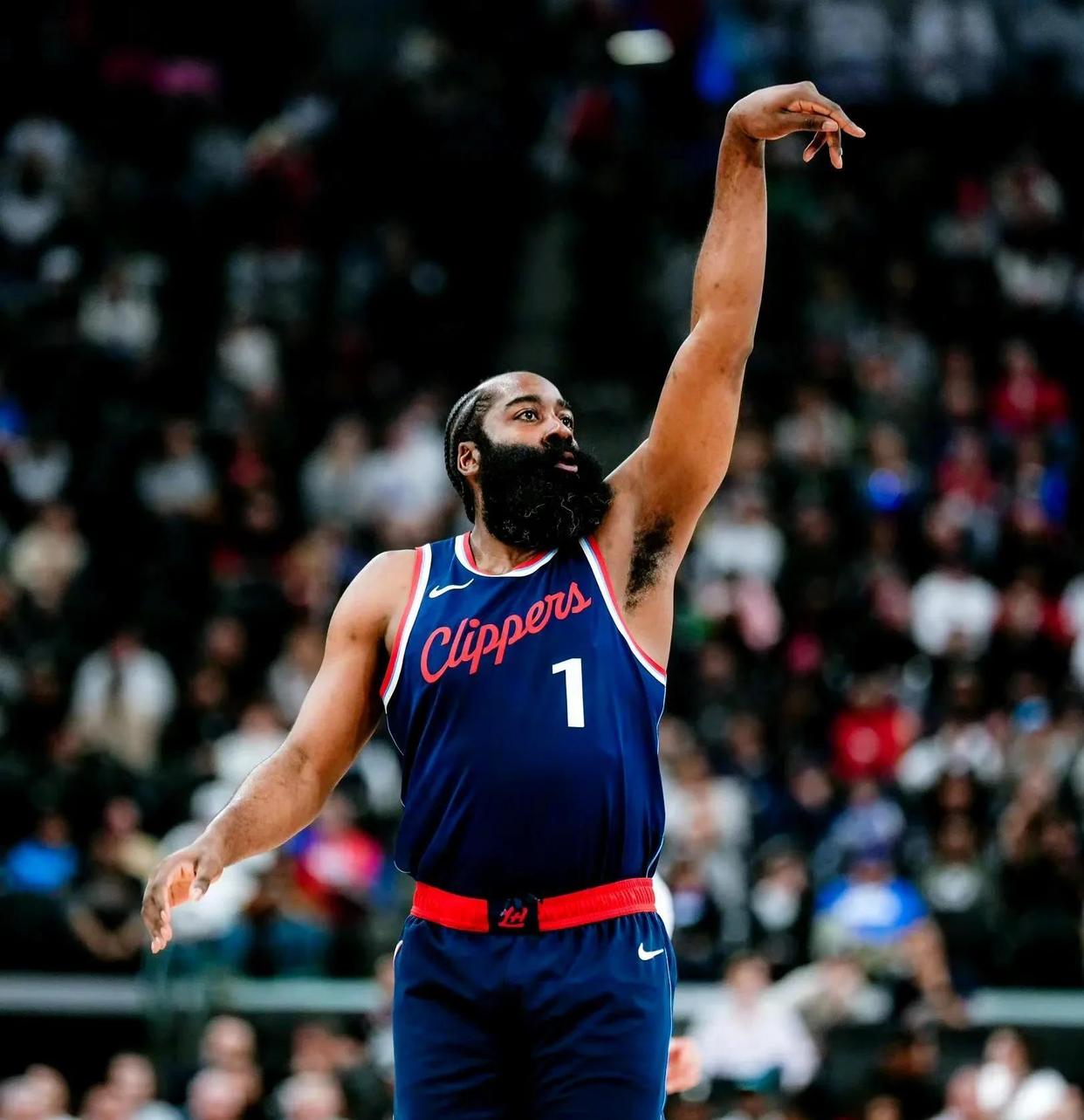 哈登带队火箭惊险胜热火