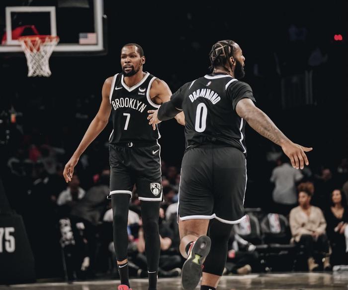 篮网主场大胜尼克斯，杜兰特双双20+