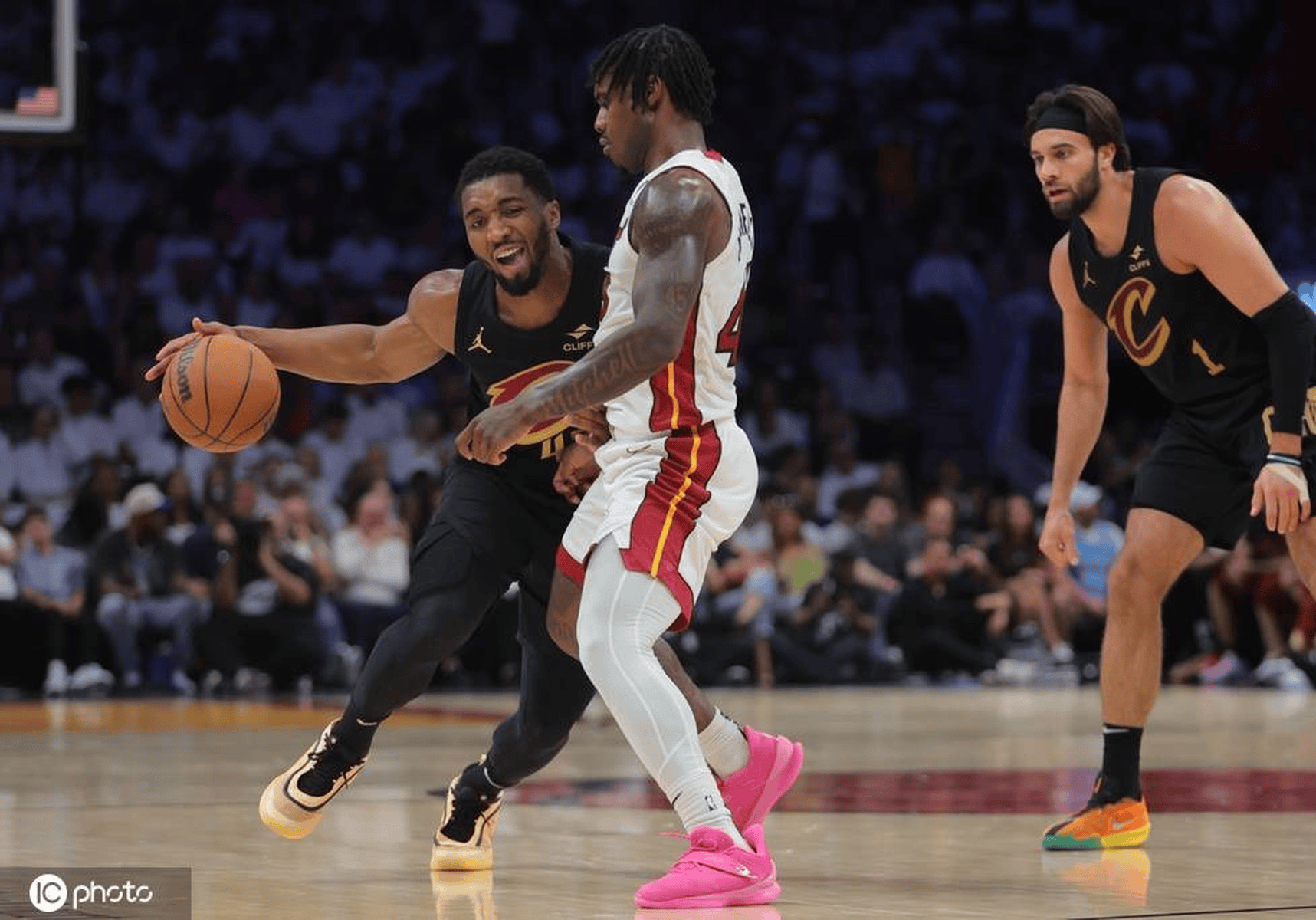 爵士击败老鹰，米切尔砍下30分