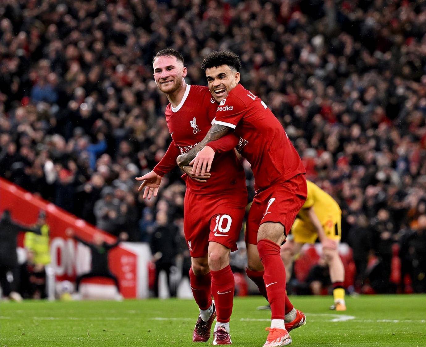 利物浦击败曼联,登顶英超联赛榜首位置 利物浦击败曼联,登顶英超联赛榜首位置